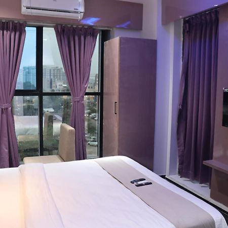 Hotel Czar Inn Сурат Екстериор снимка